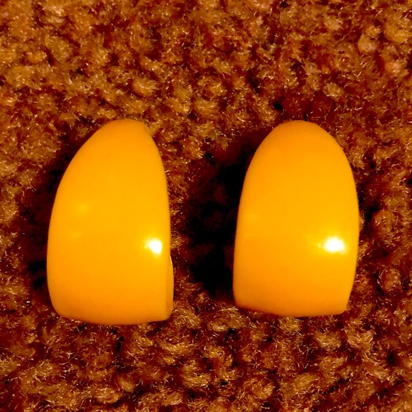 Vintage Jewelry - Gorgeous Vintage Peach Earrings 🍑
